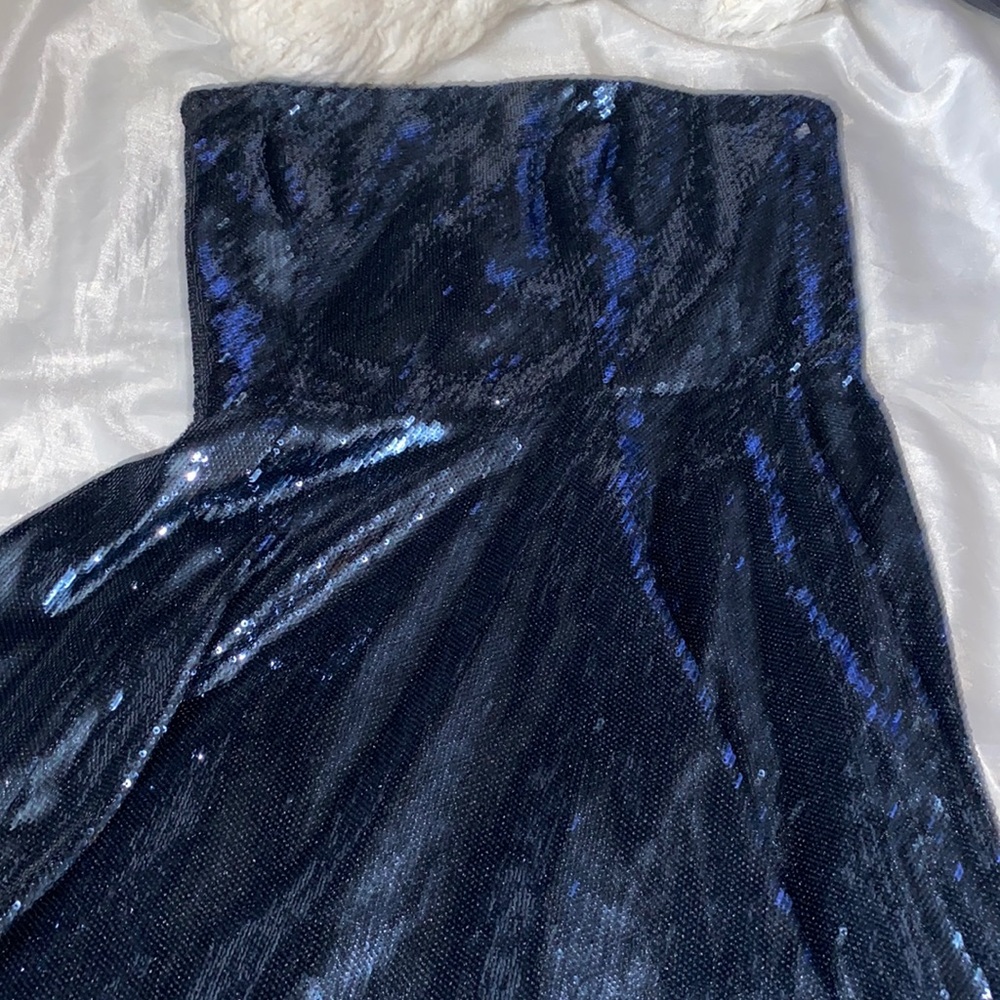 Dress the Population blue sequin dress with slit in the front on the side!🔥🔥🔥